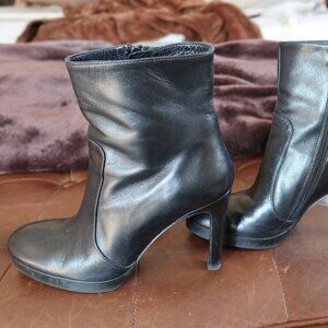 Via Spiga "V-Bootee" black leather women's boots $180 size 7 M booties ITALY